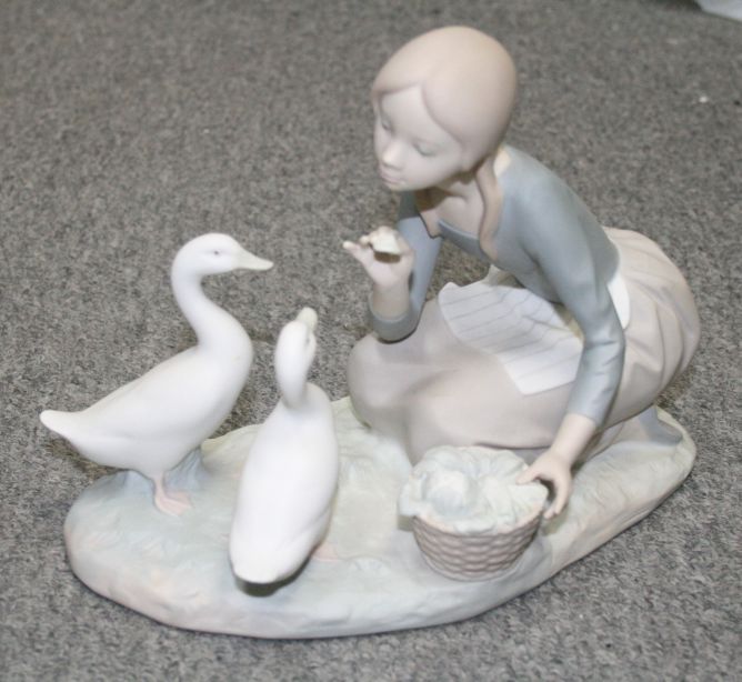 LLADRO 2346 FEEDING THE DUCKS FULL TULIP RARE MATTE  