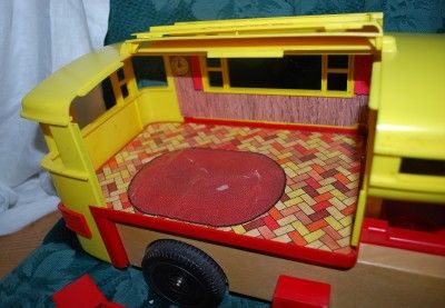 VINTAGE PLAYSKOOL LITTLE PEOPLE CAMPER and ACC 1972  