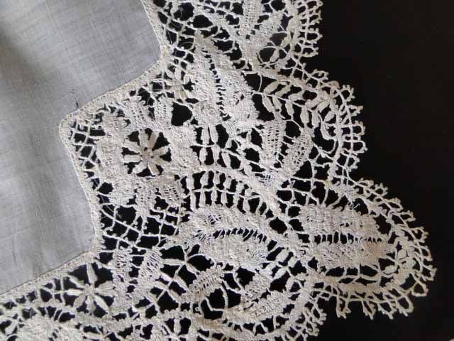 ANTIQUE LACE BEDFORDSHIRE LACE HANDKERCHIEF  