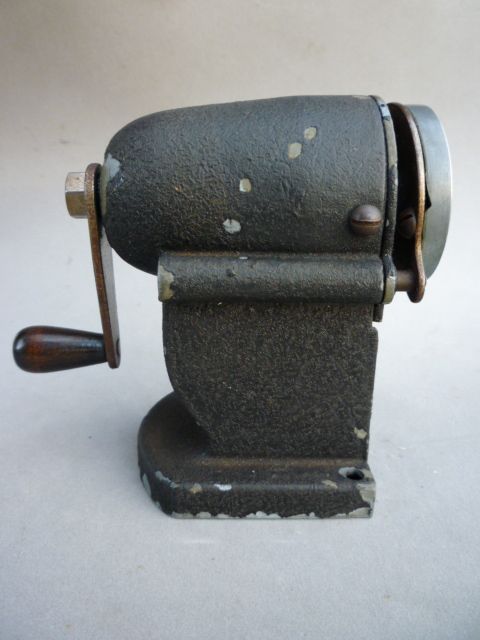 VINTAGE PENCIL SHARPENER MARKING ARGENTINA METAL  